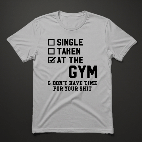 חולצת ספורט אפורה עם כיתוב הומוריסטי באנגלית – At the gym & don’t have time for your shit