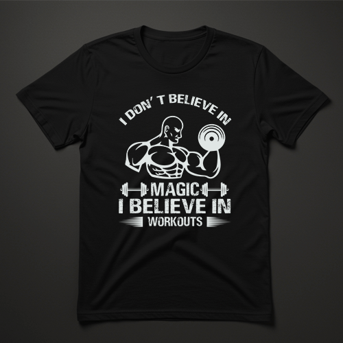 חולצת ספורט שחורה לגברים עם כיתוב באנגלית – I don’t believe in magic I believe in workouts