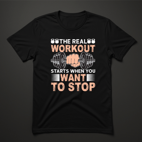 חולצת ספורט שחורה לגברים עם כיתוב: The Real Workout Starts When You Want to Stop ומשקולות