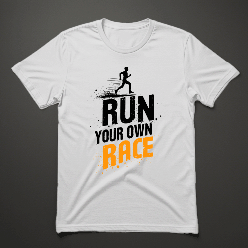 חולצת ספורט לבנה לגברים עם כיתוב RUN YOUR OWN RACE בצבעים שחור וכתום ודמות רץ