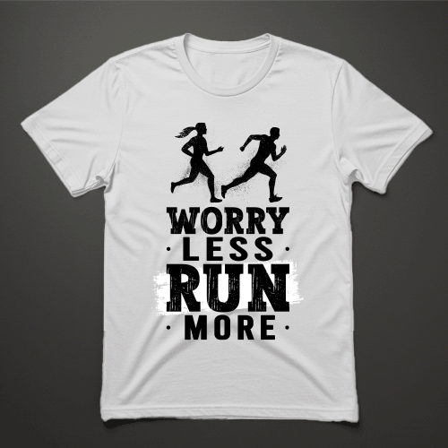 חולצת ספורט לבנה עם הדפס זוג רצים וכיתוב WORRY LESS RUN MORE בשחור
