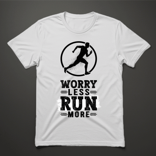 חולצת ספורט לבנה עם דמות רץ במעגל וכיתוב WORRY LESS RUN MORE