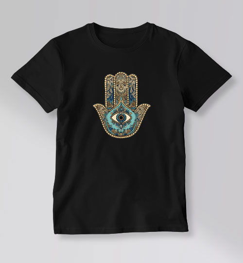 חולצת טי שחורה עם הדפס חמסה מוזהבת ועין כחולה במרכז