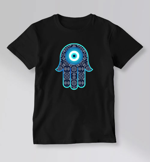 חולצת טי שחורה עם חמסה כחולה ועין הרע – יוניסקס