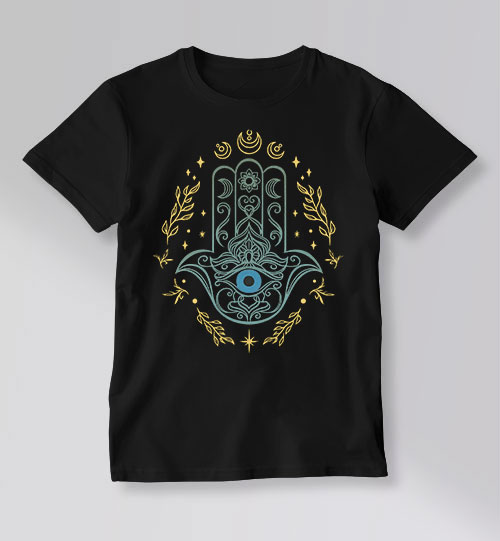 חולצת טי שחורה עם הדפס חמסה אמנותית, עין כחולה, כוכבים ואלמנטים רוחניים
