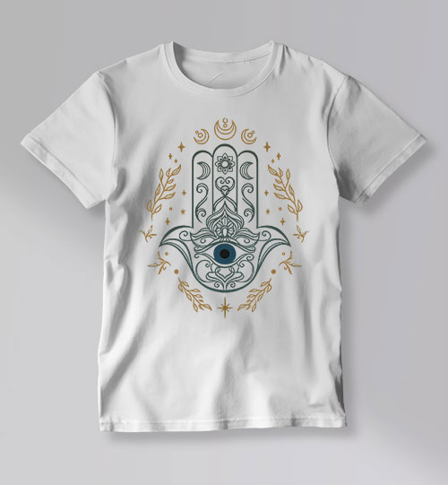 חולצת טי לבנה עם חמסה ועין כחולה – יוניסקס