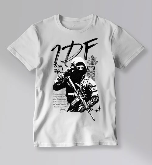 חולצת טי לבנה עם הדפס שחור־לבן של לוחם צה״ל חמוש והכיתוב IDF